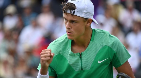 epa10701528 Denmark’s Holger Rune reacts after winning a point against Maxime Cressy of the US during their round of 32 match at the Cinch Tennis Championship in London, Britain, 20 June 2023.  EPA/ANDY RAIN