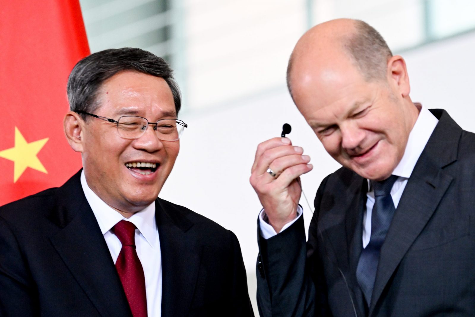 epa10701486 German Chancellor Olaf Scholz (R) and Chinese Premier Li Qiang laughing after a press conference during the 7th German-Chinese Governments Consultations at the Chancellery in Berlin, Germany, 20 June 2023.  EPA/Filip Singer