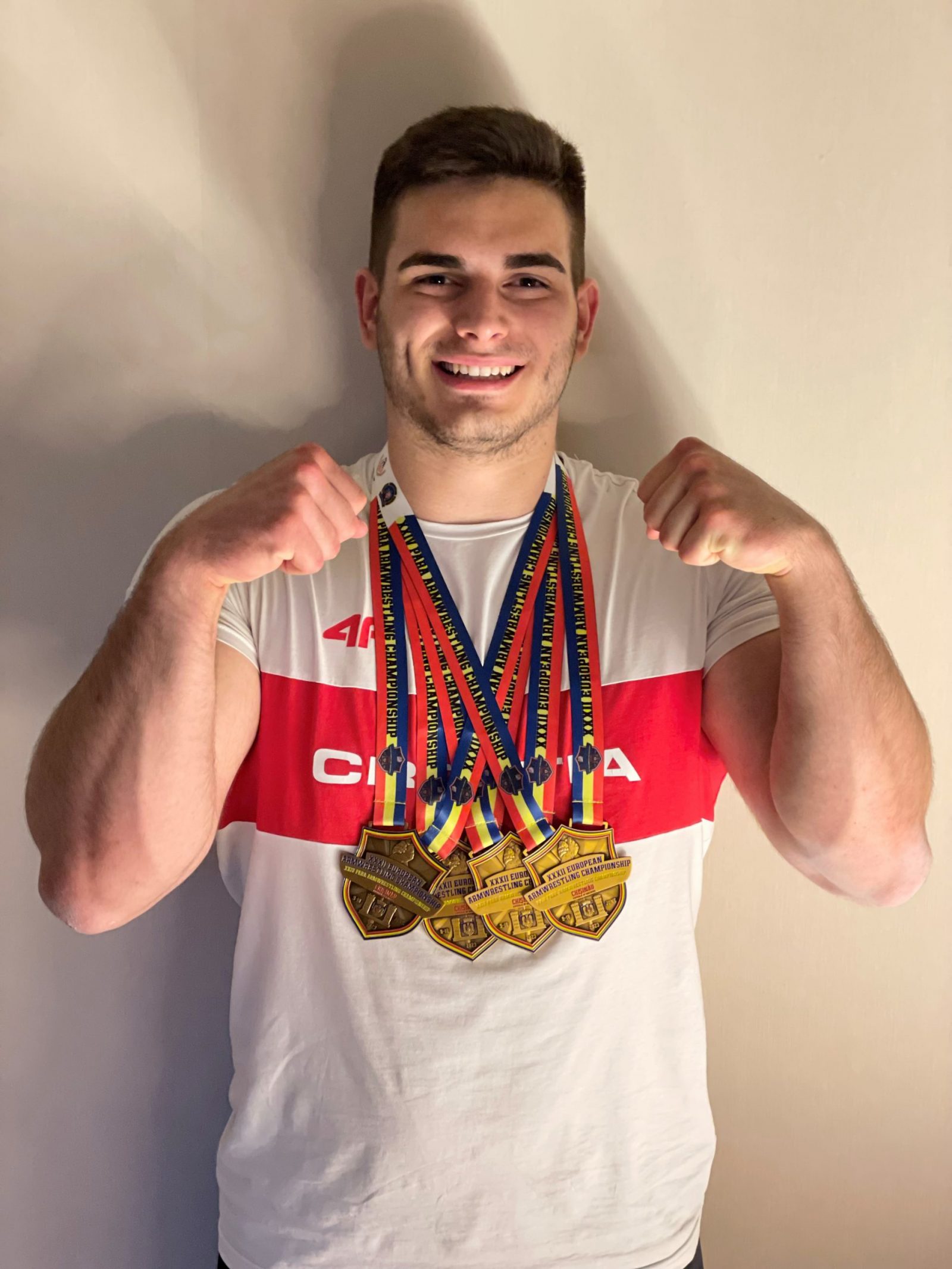 Kinjev, 20.06.2023 -  Hrvatski reprezentativci u obaranju ruke postigli su sjajne rezultate na 32. izdanju europskog prvenstva koje se odralo u glavnom moldavskom gradu Kinjevu.Hrvatski natjecatelji osvojili su ukupno 13 medalja te su osvojili èetvrto mjesto u ukupnom poretku u konkurenciji vie od 900 natjecatelja iz 30 drava.Najuspjeniji natjecatelj cijelog EP-a bio je 18-godinji Rino Maiæ koji je osvojio èak èetiri zlatne medalje, dvije u seniorskoj i dvije u mlaðe seniorskoj konkurenciji. foto HINA/ Hrvatski savez za obaranje ruke/ ik