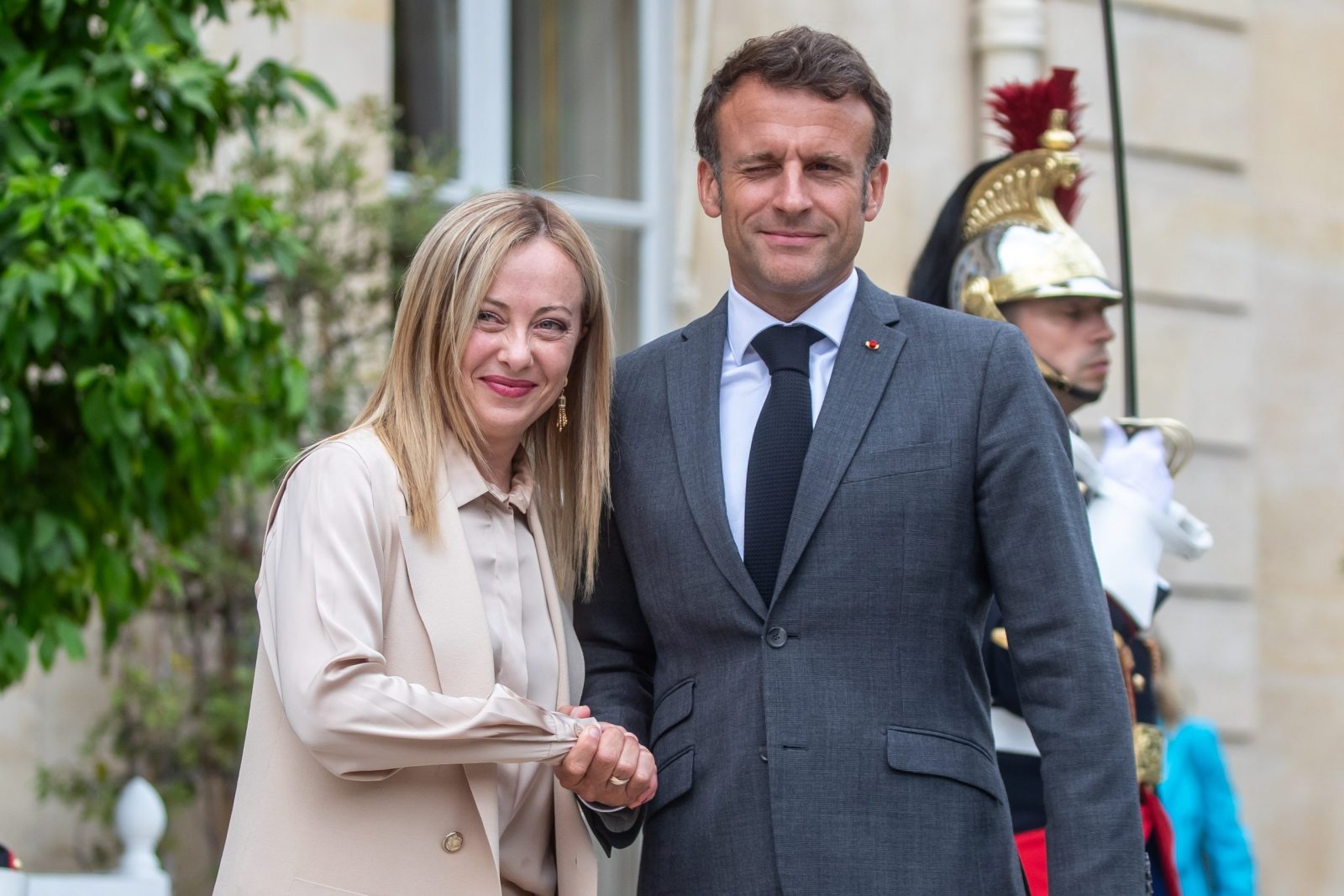 epa10702045 French President Emmanuel Macron (R) welcomes Italian Prime Minister Giorgia Meloni (L) at the Elysee palace in Paris, France, 20 June 2023. Giorgia Meloni is on an official visit to France.  EPA/CHRISTOPHE PETIT TESSON