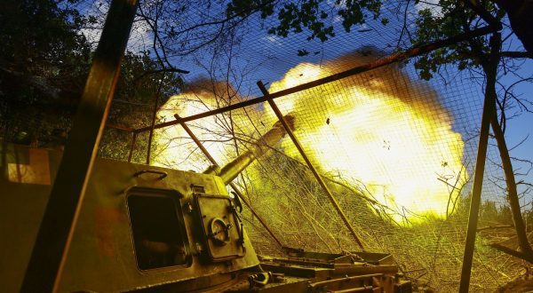 epa10703732 Servicemen of Ukraine's 30th Independent Mechanized Brigade fire a self-propelled gun 2S3 towards Bakhmut, eastern Ukraine, 21 June 2023, amid the Russian invasion. Russian troops entered Ukraine in February 2022 starting a conflict that has provoked destruction and a humanitarian crisis.  EPA/STRINGER