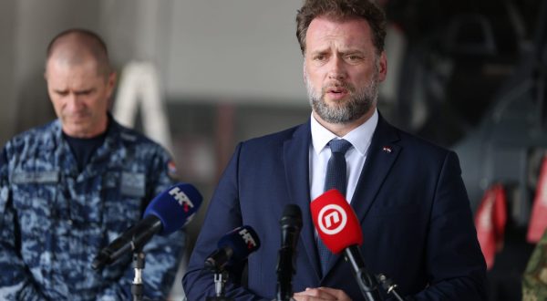 Zemunik, 21.06.2023.. - 
Konferencija za medije povodom pada helikoptera mađarskog ratnog zrakoplovstva održala  se u vojarni "Pukovnik Mirko Vukušić" u Zemuniku.  Konferenciji za medije bili su nazočni ministar obrane Mario Banožić, načelnik Glavnog stožera OSRH admiral Robert Hranj, zapovjednik Hrvatskog ratnog zrakoplovstva brigadni general Michael Križanec i Tomislav Pušnik.
Na fotografiji: Mario Banožić, 
Foto HINA/Zvonko KUCELIN