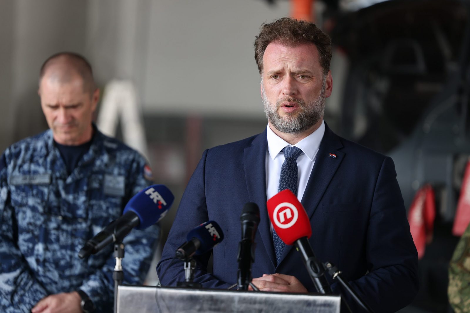 Zemunik, 21.06.2023.. - 
Konferencija za medije povodom pada helikoptera mađarskog ratnog zrakoplovstva održala  se u vojarni "Pukovnik Mirko Vukušić" u Zemuniku.  Konferenciji za medije bili su nazočni ministar obrane Mario Banožić, načelnik Glavnog stožera OSRH admiral Robert Hranj, zapovjednik Hrvatskog ratnog zrakoplovstva brigadni general Michael Križanec i Tomislav Pušnik.
Na fotografiji: Mario Banožić, 
Foto HINA/Zvonko KUCELIN