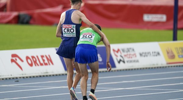 Katovice, 22.06.2023 - Drugi dan Europskog momčadskog prvenstva u atletici u sklopu Eurpskih igara Krakow 2023. Na slici Dino Bošnjak pomogao je slovenskom atletičaru kojem je pozlilo u utrci na 5000 metara.
foto HINA/ Damir SENČAR/ ds