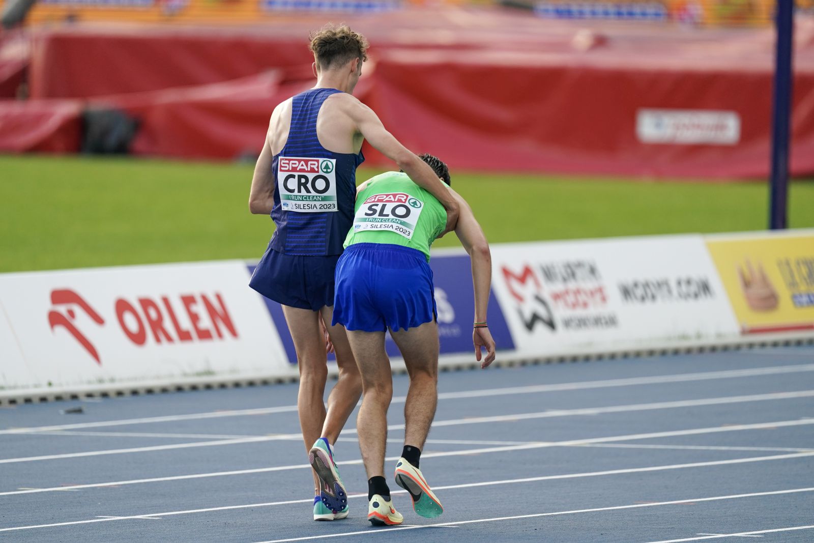 Katovice, 22.06.2023 - Drugi dan Europskog momčadskog prvenstva u atletici u sklopu Eurpskih igara Krakow 2023. Na slici Dino Bošnjak pomogao je slovenskom atletičaru kojem je pozlilo u utrci na 5000 metara.
foto HINA/ Damir SENČAR/ ds