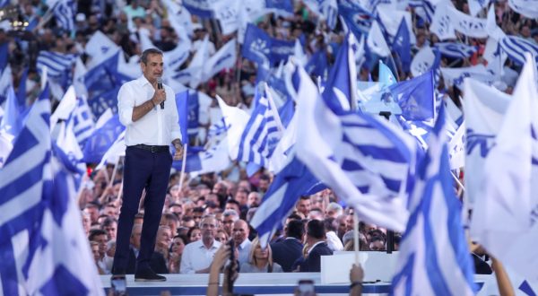 epaselect epa10708551 Leader of New Democracy party Kyriakos Mitsotakis speaks during his main pre-election rally, at Syntagma square in Athens, Greece, 23 June 2023. Greece's national and parliamentary elections will be held on 25 June.  EPA/GEORGE VITSARAS