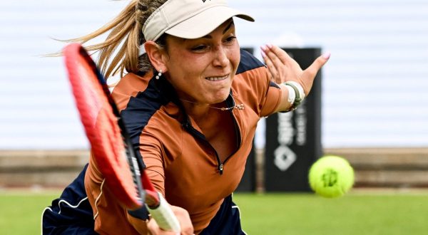 epa10710770 Donna Vekic of Croatia in action against Petra Kvitova of Czech Republic during their final match at the WTA German Open tennis tournament in Berlin, Germany, 25 June 2023.  EPA/FILIP SINGER