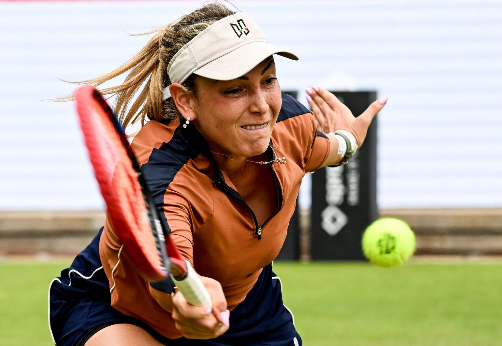 epa10710770 Donna Vekic of Croatia in action against Petra Kvitova of Czech Republic during their final match at the WTA German Open tennis tournament in Berlin, Germany, 25 June 2023.  EPA/FILIP SINGER