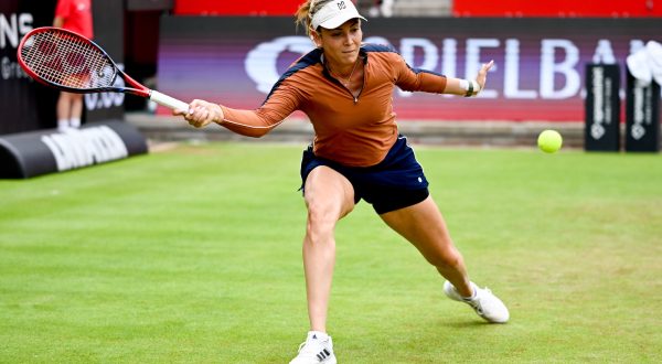 epa10710794 Donna Vekic of Croatia in action against Petra Kvitova of Czech Republic during their final match at the WTA German Open tennis tournament in Berlin, Germany, 25 June 2023.  EPA/FILIP SINGER