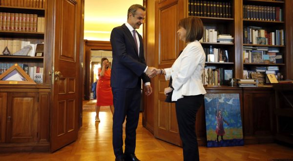 epa10711736 Greek President Katerina Sakellaropoulou (R) welcomes New Democracy leader Kyriakos Mitsotakis (L), during a meeting at the Presidential Mansion, in Athens, Greece, 26 June 2023. Kyriakos Mitsotakis will receive a mandate to form a government following his electoral victory at 25 June's runoff elections.  EPA/ALEXANDROS VLACHOS