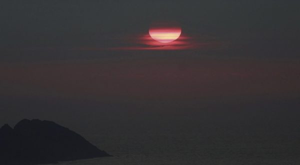 epa10712105 Smoke from the wildfires affecting Canada rises over Mount Cepudo, in the city of Vigo, northwestern Spain, 25 June 2023 (issued 26 June 2023). The smoke from the fires in Canada has reached Galicia after traveling thousands of kilometers in the upper layers of the atmosphere, although it only generates a slight reduction in visibility without affecting air quality, as Carlos Otero, a MeteoGalicia meteorologist, explained to EFE.  EPA/SXENICK