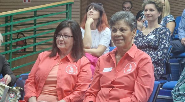 Karlovac, 26.06.2023 - U sklopu 4. Zelenog festivala, u Gradskoj knjinici "Ivan Goran Kovaèiæ" u Karlovcu, odran je u ponedjeljak struèni skup na kojemu su o ulozi knjinica u odrivom razvoju i turizmu govorili struènjaci iz Hrvatske, Slovenije i SAD-a. . Govorili su ravnateljica Gradske knjinice "Ivan Goran Kovaèiæ" Kristina Èunoviæ, Kristina Buèar s Ekonomskog fakulteta u Zagrebu, Carol Levers (D) iz knjinice u Kansas Cityju, Bernardka Viher i Marijana Korotaj iz knjinice u Ormou, direktor tvrtke Ferial eljko Trezner, obrtnica Snjeana Turalija i turistièki vodiè Ivanèica ebalj, a otvorena je izloba projekata arhitekta Ljubomira Mièeviæa. foto HINA/Marin BAKIÆ/ ik