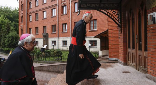 epa10717725 Cardinal Matteo Zuppi (C), Pope's envoy for the Ukrainian settlement, arrives to celebrate a Holy Mass during the feast of the Apostles Peter and Paul in the Cathedral of the Immaculate Conception of the Blessed Virgin Mary in Moscow, Russia, 29 June 2023. Archbishop of Bologna Cardinal Matteo Maria Zuppi was sent by Pope Francis to Moscow as his envoy to establish dialogue and seek a peaceful solution to the Russian-Ukrainian conflict. Zuppi discussed the conflict in Ukraine with Russian presidential aide Yuri Ushakov.  EPA/SERGEI ILNITSKY