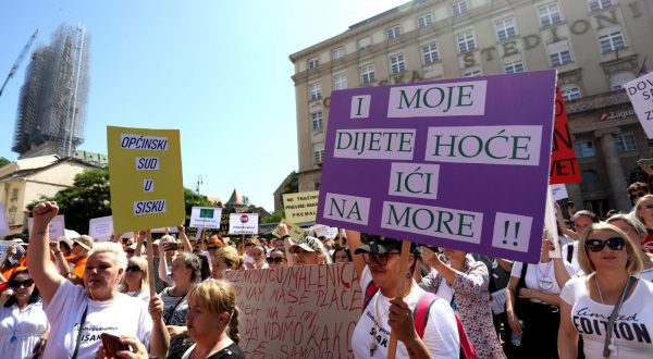Zagreb, 30.06.2023. - Mirni prosvjed Sindikata državnih i lokalnih službenika i namještenika Republike Hrvatske povodom štrajka pokrenutog 5. lipnja radi zaštite i promicanja gospodarskih i socijalnih interesa svojih članova na Trgu sv. Marka. Organizirana povorka krenula je s Trga bana Josipa Jelačića. foto HINA/ Lana SLIVAR DOMINIĆ/ ml