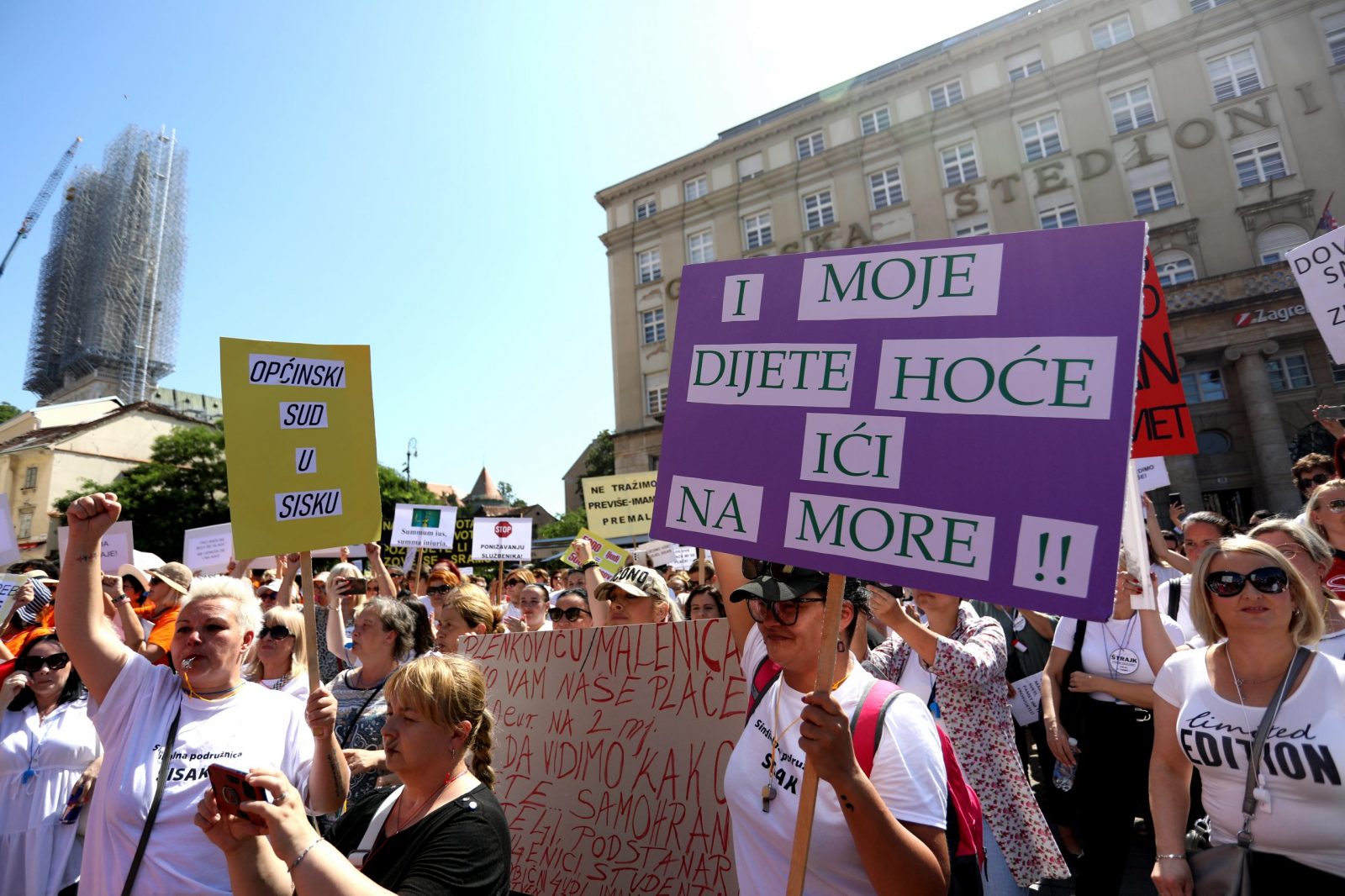 Zagreb, 30.06.2023. - Mirni prosvjed Sindikata državnih i lokalnih službenika i namještenika Republike Hrvatske povodom štrajka pokrenutog 5. lipnja radi zaštite i promicanja gospodarskih i socijalnih interesa svojih članova na Trgu sv. Marka. Organizirana povorka krenula je s Trga bana Josipa Jelačića. foto HINA/ Lana SLIVAR DOMINIĆ/ ml