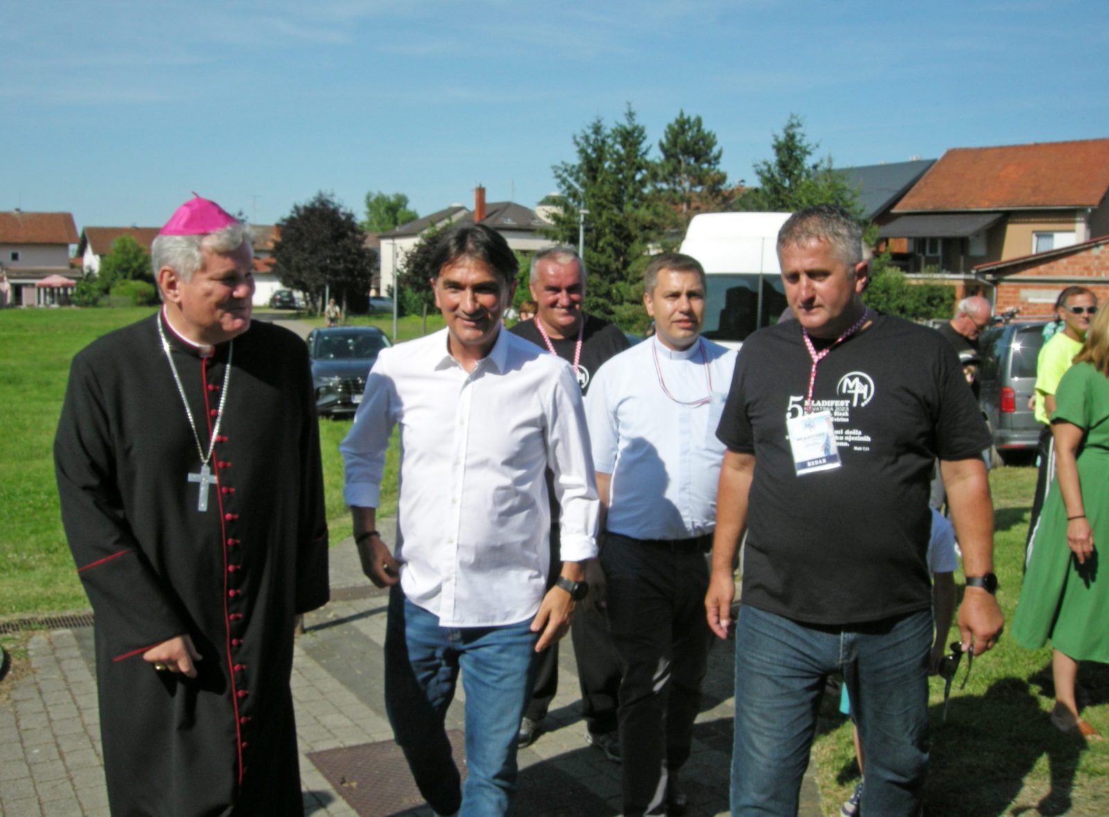Sisak, 30.6.2023.- Na trodnevnom 5. hrvatskom Mladifestu u Sisku okupilo se u petak stotine vjernika, najvie mladih, Festival se odrava po uzoru na onaj u Meðugorju, a u sisaèkoj upi sv. Kvirina organizirala ga je katolièka laièka organizacija Marijina legija, uz potporu Sisaèke biskupije. Na slici sisaèki biskup Vlado Koiæ i izbornik Hrvatske nogometne reprezentacije Zlatko Daliæ. 
foto HINA/ Zdravko STRIIÆ/ ua