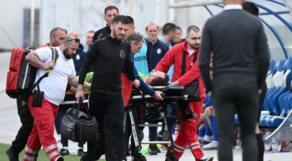 01.05.2023., stadion u Kranjcevicevoj ulici, Zagreb - SuperSport HNL, 32. kolo, NK Lokomotiva - HNK Gorica. Vratar Gorice Ivan Banic nakon duela izgubio je svjest te je intervenirala hitna pomoc i na nosilima je iznesen s terena. Photo: Marko Lukunic/PIXSELL