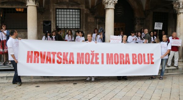 01.06.2016., Stradun, Dubrovnik - Dubrovcani su iza 18 sati u vecem broju dosli podrzati skup potpore koji je organizirala Udruga Roditelji u akciji. Zbog kise bina je bila ispred Spozne, a okupljenima se prvo u ime organizatora obratila Mia Cvjetkovic.rPhoto: Grgo Jelavic/PIXSELL