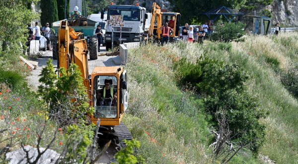 02.06.2023., Uvala Vruja - Zapocelo je rusenje sedam bespravno sagradjenih objekata koje je sagradio poduzetnik Stipe Latkovic. Photo: Matko Begovic/PIXSELL