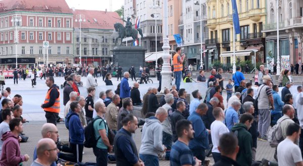 03.06.2023., Zagreb - Muskarci na molitvi krunice koja se odrzava svake prve subote na Trgu bana Josipa Jelacica. I ove subote molitva je ometana od strane prosvjednika Photo: Sanjin Strukic/PIXSELL