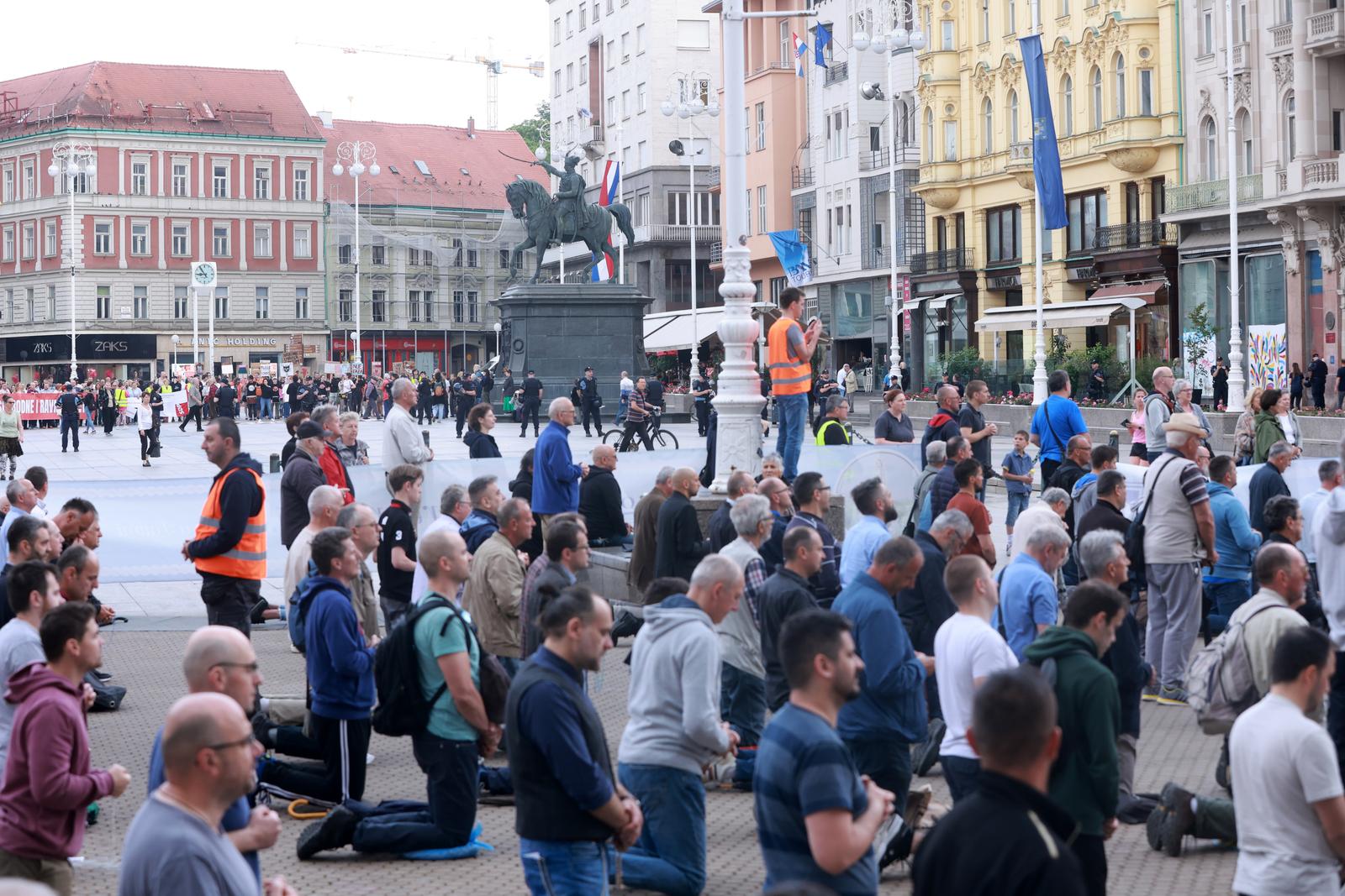 03.06.2023., Zagreb - Muskarci na molitvi krunice koja se odrzava svake prve subote na Trgu bana Josipa Jelacica. I ove subote molitva je ometana od strane prosvjednika Photo: Sanjin Strukic/PIXSELL