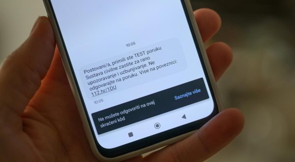03.06.2023., Zagreb - Test poruka Sustava civilne zastite za rano upozoravanje i uzbunjivanje. Danas je provedeno testiranje Sustava u stvarnim uvjetima, slanjem SMS poruke svim korisnicima domacih mobilnih mreza i korisnicima u roamingu. Sustav za rano upozoravanje i upravljanje krizama je informacijski sustav implementiran na razini RH s ciljem pravovremenog obavjescivanja gradjanstva o nastanku krizne situacije s mogucnoscu dijeljenja uputa za postupanje u ugrozenom podrucju putem mobilnih telefona i drugih modernih tehnologija.  Photo: Davor Puklavec/PIXSELL