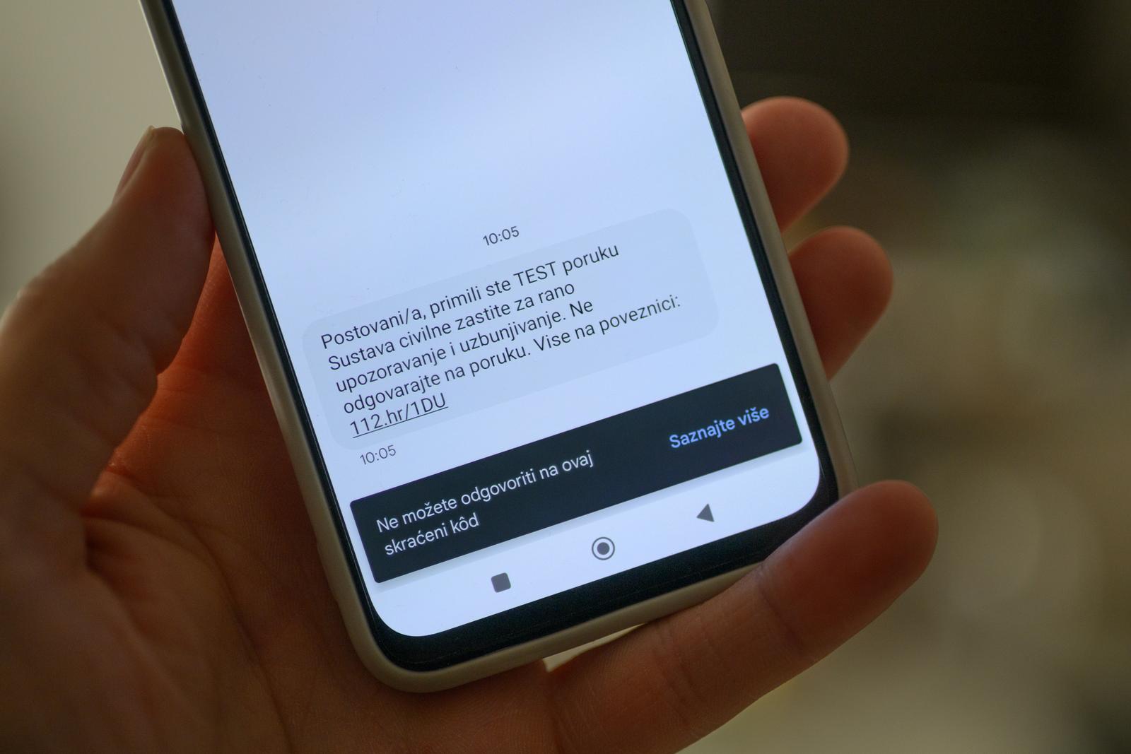 03.06.2023., Zagreb - Test poruka Sustava civilne zastite za rano upozoravanje i uzbunjivanje. Danas je provedeno testiranje Sustava u stvarnim uvjetima, slanjem SMS poruke svim korisnicima domacih mobilnih mreza i korisnicima u roamingu. Sustav za rano upozoravanje i upravljanje krizama je informacijski sustav implementiran na razini RH s ciljem pravovremenog obavjescivanja gradjanstva o nastanku krizne situacije s mogucnoscu dijeljenja uputa za postupanje u ugrozenom podrucju putem mobilnih telefona i drugih modernih tehnologija.  Photo: Davor Puklavec/PIXSELL