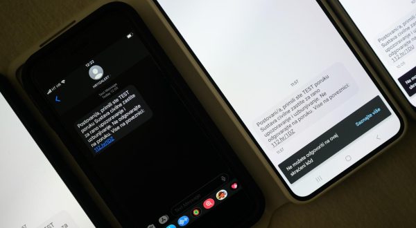03.06.2023., Zagreb - Test poruka Sustava civilne zastite za rano upozoravanje i uzbunjivanje. Danas je provedeno testiranje Sustava u stvarnim uvjetima, slanjem SMS poruke svim korisnicima domacih mobilnih mreza i korisnicima u roamingu.
Sustav za rano upozoravanje i upravljanje krizama je informacijski sustav implementiran na razini RH s ciljem pravovremenog obavjescivanja gradjanstva o nastanku krizne situacije s mogucnoscu dijeljenja uputa za postupanje u ugrozenom podrucju putem mobilnih telefona i drugih modernih tehnologija. Photo: Davor Puklavec/PIXSELL