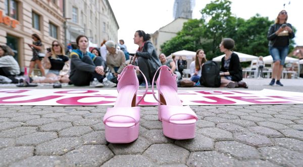 03.06.2023., Zagreb - Zenska mreza Hrvatske u Bakacevoj ulici  odrzala akciju kojom zele naglasiti da ne pristaju na krsenje ljudskih prava zena. Photo: Sanjin Strukic/PIXSELL