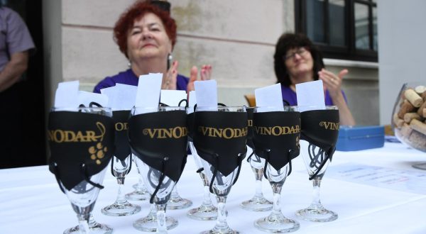 04.06.2021., Daruvar - Marko Marusic, novi zupan Bjelovarsko-bilogorske zupanije u pratnji zamjenice Marije Jungic odradio je i svoj prvi sluzbeni posao kao novoustoliceni zupan nakon primopredaje vlasti, a to je bilo otvaranje i obilazak manifestacije Vinodar. rPhoto:Damir Spehar/PIXSELL