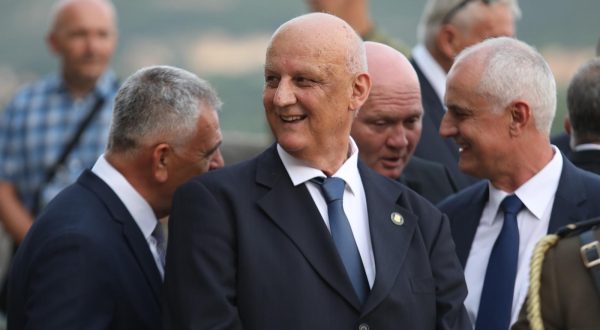 04.08.2021.,Knin - Predsjednik Republike i vrhovni zapovjednik OSRH Zoran Milanovic odrzao je prijem za ratne zapovjednike iz Domovinskog rata na Kninskoj tvrdjavi na kojem je urucio odlikovanja umirovljenom general-pukovniku Mladenu Kruljcu, umirovljenom general-bojniku Ivanu Kapularu, umirovljenom general-bojniku Jozi Milicevicu i umirovljenom brigadnom generalu Zvonku Peternelu te Vojnoj policiji HVO i Postrojbi za posebne namjene Ludvig Pavlovic HVO.rrPhoto: Dusko Jaramaz/PIXSELL