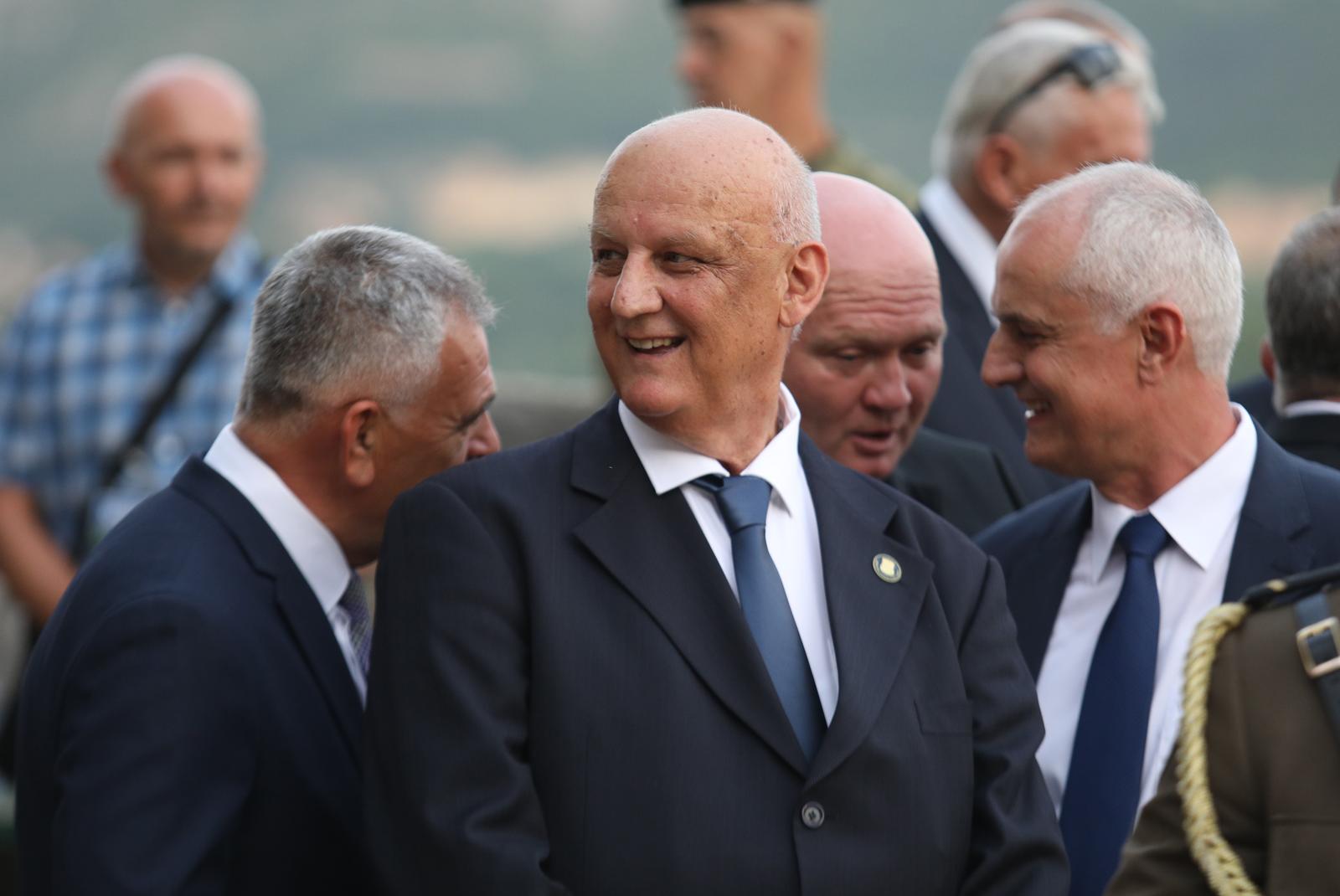 04.08.2021.,Knin - Predsjednik Republike i vrhovni zapovjednik OSRH Zoran Milanovic odrzao je prijem za ratne zapovjednike iz Domovinskog rata na Kninskoj tvrdjavi na kojem je urucio odlikovanja umirovljenom general-pukovniku Mladenu Kruljcu, umirovljenom general-bojniku Ivanu Kapularu, umirovljenom general-bojniku Jozi Milicevicu i umirovljenom brigadnom generalu Zvonku Peternelu te Vojnoj policiji HVO i Postrojbi za posebne namjene Ludvig Pavlovic HVO.rrPhoto: Dusko Jaramaz/PIXSELL