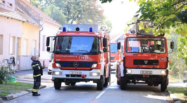 04.09.2021., Osijek - Pozar na zgradi u Krbavskoj ulici gdje su zbog velike kolicine dima evakuirani svi stanari. Photo:Davor Javorovic/PIXSELL