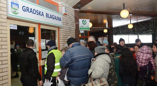 05.03.2018., Sisak - Grad Sisak poceo je isplacivati uskrsnice umirovljenicima i nezaposlenim osobama s podrucja grada. Uskrsnice ce se isplacivati do kraja mjeseca na gradskim blagajnama na trznicama Kontroba i Caprag. Photo: Nikola Cutuk/PIXSELL