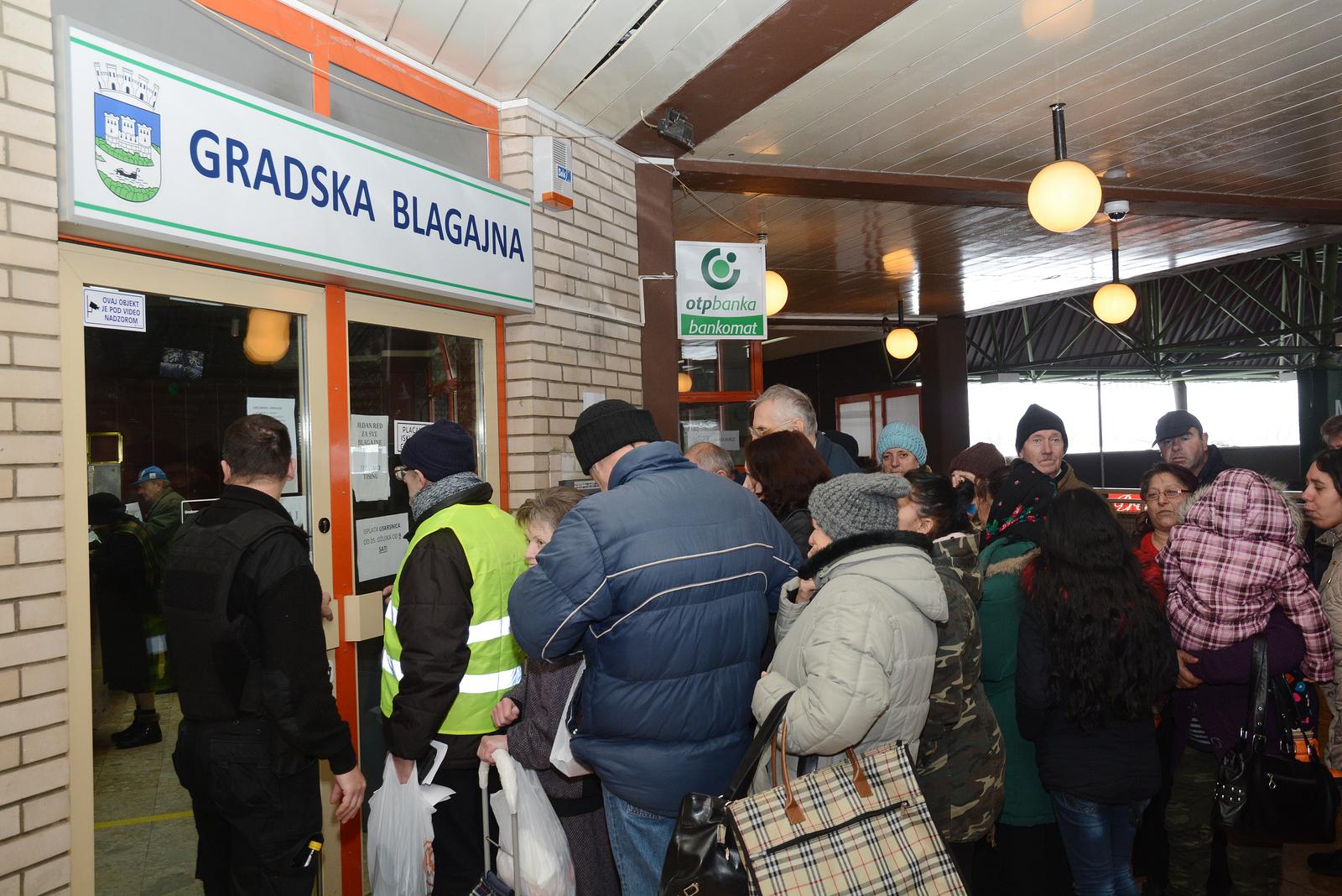 05.03.2018., Sisak - Grad Sisak poceo je isplacivati uskrsnice umirovljenicima i nezaposlenim osobama s podrucja grada. Uskrsnice ce se isplacivati do kraja mjeseca na gradskim blagajnama na trznicama Kontroba i Caprag. Photo: Nikola Cutuk/PIXSELL