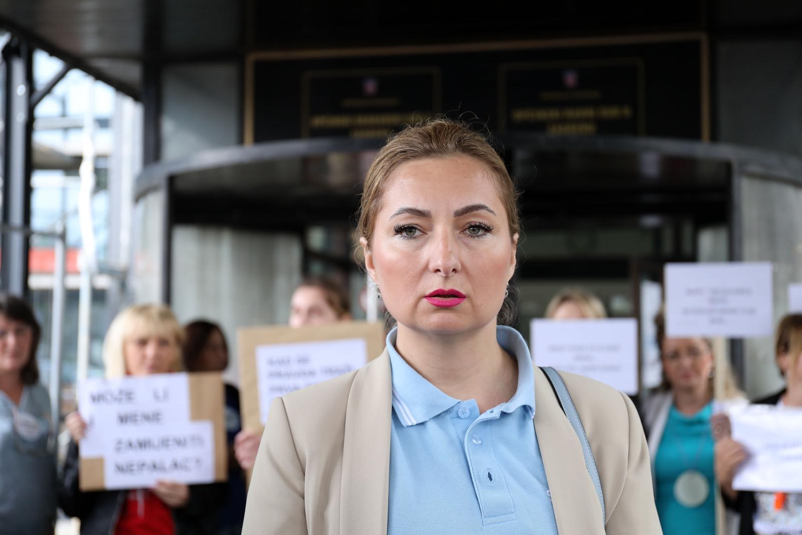 05.06.2023., Zagreb - Strajk drzavnih i lokalnih sluzbenika i namjestenika RH ispred Opcinskog gradjanskog suda. Predsjednica Sindikata drzavnih i lokalnih sluzbenika i namjestenika RH (SDLSN RH) Iva Suskovic Photo: Emica Elvedji/PIXSELL