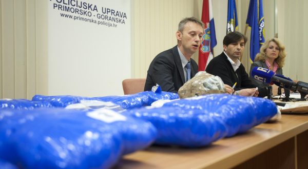 05.11.2013., Rijeka - Oko 12,5 kilograma marihuane i preko 650 grama kokaina, te oko kilogram praskaste tvari, dva pistolja, digitalna vaga, prijenosno racunalo, dva mobitela te oko 18 tisuca eura rijecki policajci odjela kriminaliteta droga zaplijenili su u akciji "Zetva". rPhoto: Nel Pavletic/PIXSELL