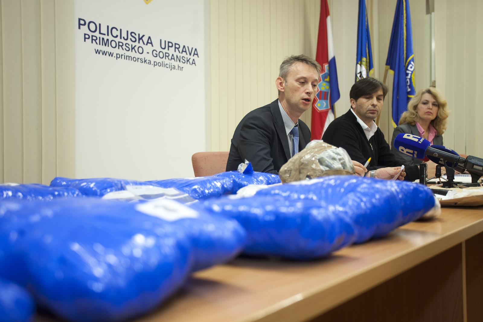 05.11.2013., Rijeka - Oko 12,5 kilograma marihuane i preko 650 grama kokaina, te oko kilogram praskaste tvari, dva pistolja, digitalna vaga, prijenosno racunalo, dva mobitela te oko 18 tisuca eura rijecki policajci odjela kriminaliteta droga zaplijenili su u akciji "Zetva". rPhoto: Nel Pavletic/PIXSELL