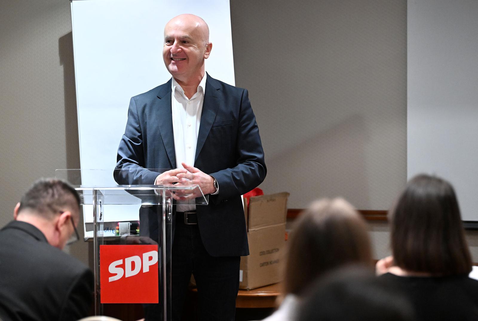 05.12.2022., Zagreb - Konferencija za novinare zastupnika u Europskom parlamentu Predraga Freda Matica. Zastupnik Matic u Europskoj godini mladih 2022. proveo je projekt za srednjoskolce diljem Hrvatske pod nazivom Buducnost Europe Europska godina mladih. Cilj je bio ukljuciti mlade u proces donosenja odluka i dati im glas na nacionalnoj i europskoj razini. 

 Photo: Marko Lukunic/PIXSELL