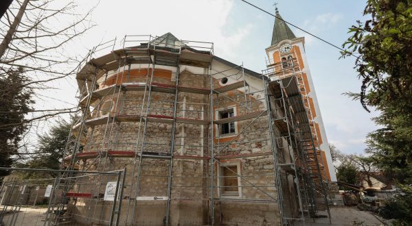 06.03.2023.,Zagreb, Izvedba gradevinskih radova prema projektu obnove konstrukcije – crkva Uznesenja B.D. Marije u Stenjevecu, koja je ostecena za vrijeme potresa 2020. godine. U sklopu gradjevinskih radova sanira se kupola crkve, interijer crkve, te popucali zidovi tornja crkve. Za vrijeme sanacija temelja crkve pronadjeni su grobni ostaci pokojnika cije arheoloska istrazivabja vodi Arheoloski Muzej u Zagrebu, akako navodi visa kustosica muzeja, g. Maja Buncic zemni ostaci pokojnika datiraju izmedju 16 i 17 stoljeca. Relikvije, prstenje, brosevi krunice i ostali pronadjeni ukrasi na pokojnicima datiraju iz vremena baroka. Photo: Robert Anic/PIXSELL