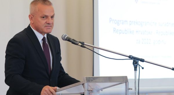 06.06.2022., Ilok - Svecano urucivanje ugovora o financiranju u sklopu Programa prekogranicne suradnje izmedu Republike Hrvatske i Republike Srbije. Na svecanom urucivanju sudionicima se obratila ministrica regionalnog razvoja i fondova EU Natasa Tramisak, zupan Vukovarsko-srijemske zupanije Damir Dekanic, zupan OBZ Ivan Anusic, predsjednik Demokratskog saveza Hrvata u Vojvodini i izabrani zastupnik Narodne skupstine RS Tomislav Zigmanov te drzavni tajnik Sredisnjeg drzavnog ureda za Hrvate izvan RH Zvonko Milas.  Photo: Dubravka Petric/PIXSELL