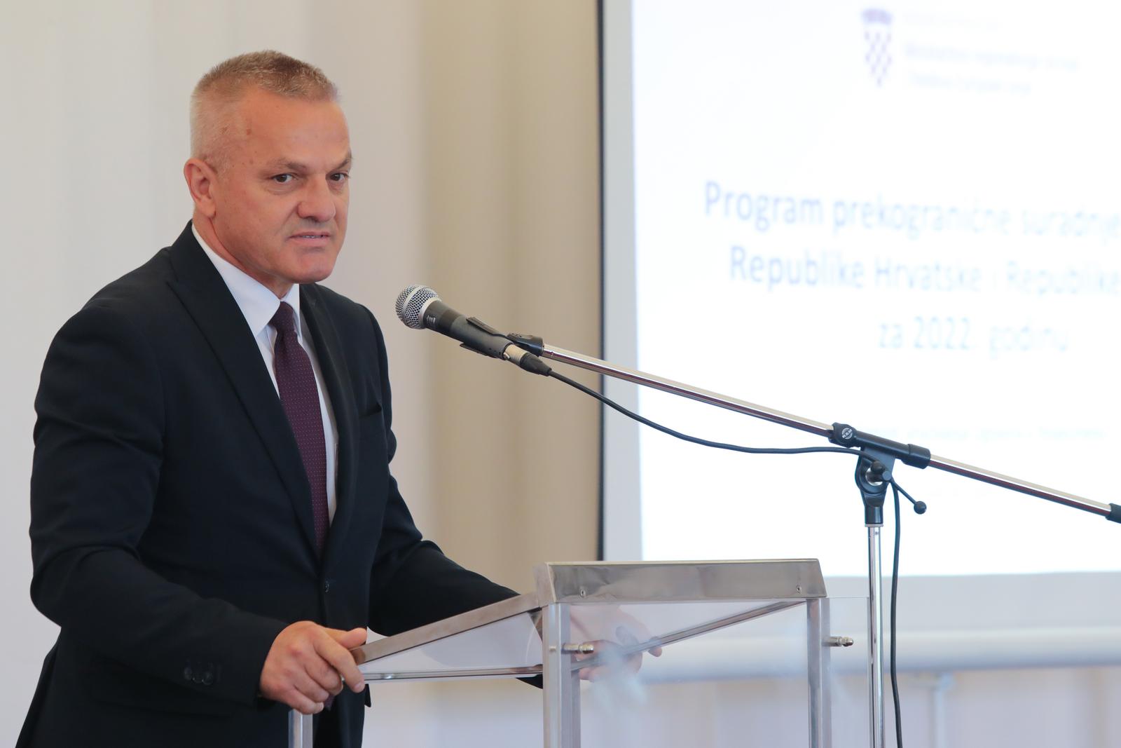 06.06.2022., Ilok - Svecano urucivanje ugovora o financiranju u sklopu Programa prekogranicne suradnje izmedu Republike Hrvatske i Republike Srbije. Na svecanom urucivanju sudionicima se obratila ministrica regionalnog razvoja i fondova EU Natasa Tramisak, zupan Vukovarsko-srijemske zupanije Damir Dekanic, zupan OBZ Ivan Anusic, predsjednik Demokratskog saveza Hrvata u Vojvodini i izabrani zastupnik Narodne skupstine RS Tomislav Zigmanov te drzavni tajnik Sredisnjeg drzavnog ureda za Hrvate izvan RH Zvonko Milas.  Photo: Dubravka Petric/PIXSELL