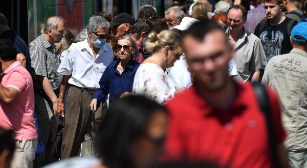 06.07.2022., Zagreb - Zastitne maske i dalje se vidjaju na licima ljudi, a broj zarazenih preko ljeta svakim danom sve veci iako nadlezni govore da nema vece opasnosti. 
  Photo: Marko Lukunic/PIXSELL