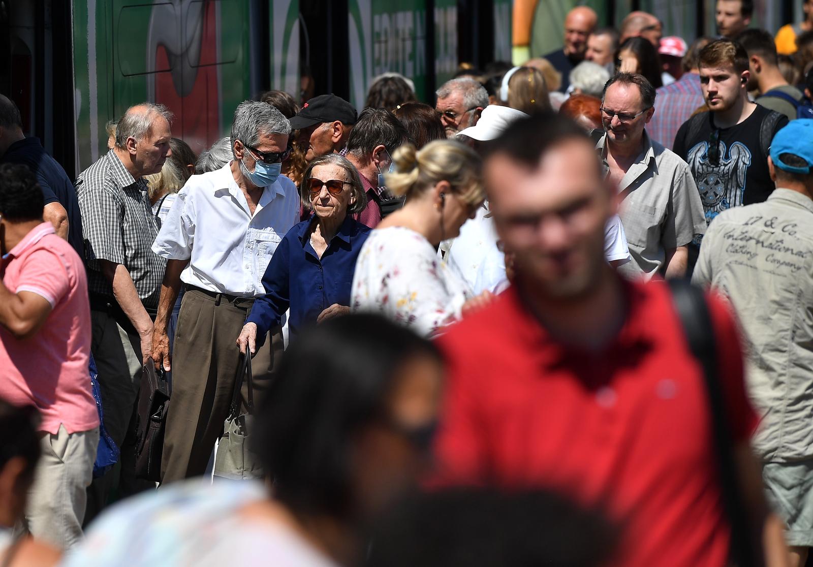 06.07.2022., Zagreb - Zastitne maske i dalje se vidjaju na licima ljudi, a broj zarazenih preko ljeta svakim danom sve veci iako nadlezni govore da nema vece opasnosti. 
  Photo: Marko Lukunic/PIXSELL