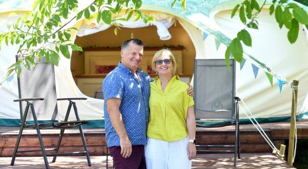 02.06.2023., Strigova- Par iz Engleske Mark i Gilly Whitefield doselili su u Medjimurje i pokrenuli posao- luksuzno kampiranje zvano Glamping.  Photo: Vjeran Zganec Rogulja/PIXSELL