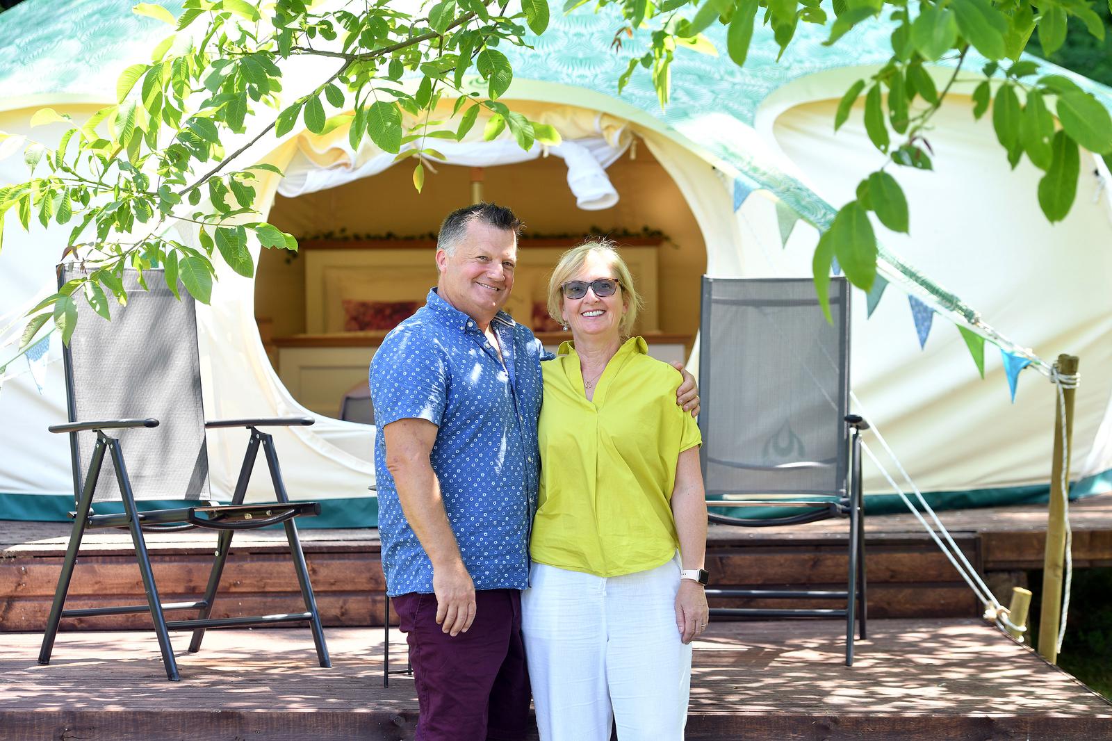 02.06.2023., Strigova- Par iz Engleske Mark i Gilly Whitefield doselili su u Medjimurje i pokrenuli posao- luksuzno kampiranje zvano Glamping.  Photo: Vjeran Zganec Rogulja/PIXSELL