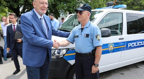 07.06.2023., Zagreb - Potpredsjednik Vlade i ministar unutarnjih poslova Davor Bozinovic nazocio programu primopredaje vozila s policijskim obiljezjima za potrebe rada prometne policije (kombi vozila za ocevid). Radi se o vozilima koja su nabavljena putem sredstava Nacionalnog programa sigurnosti cestovnog prometa.  Photo: Robert Anic/PIXSELL