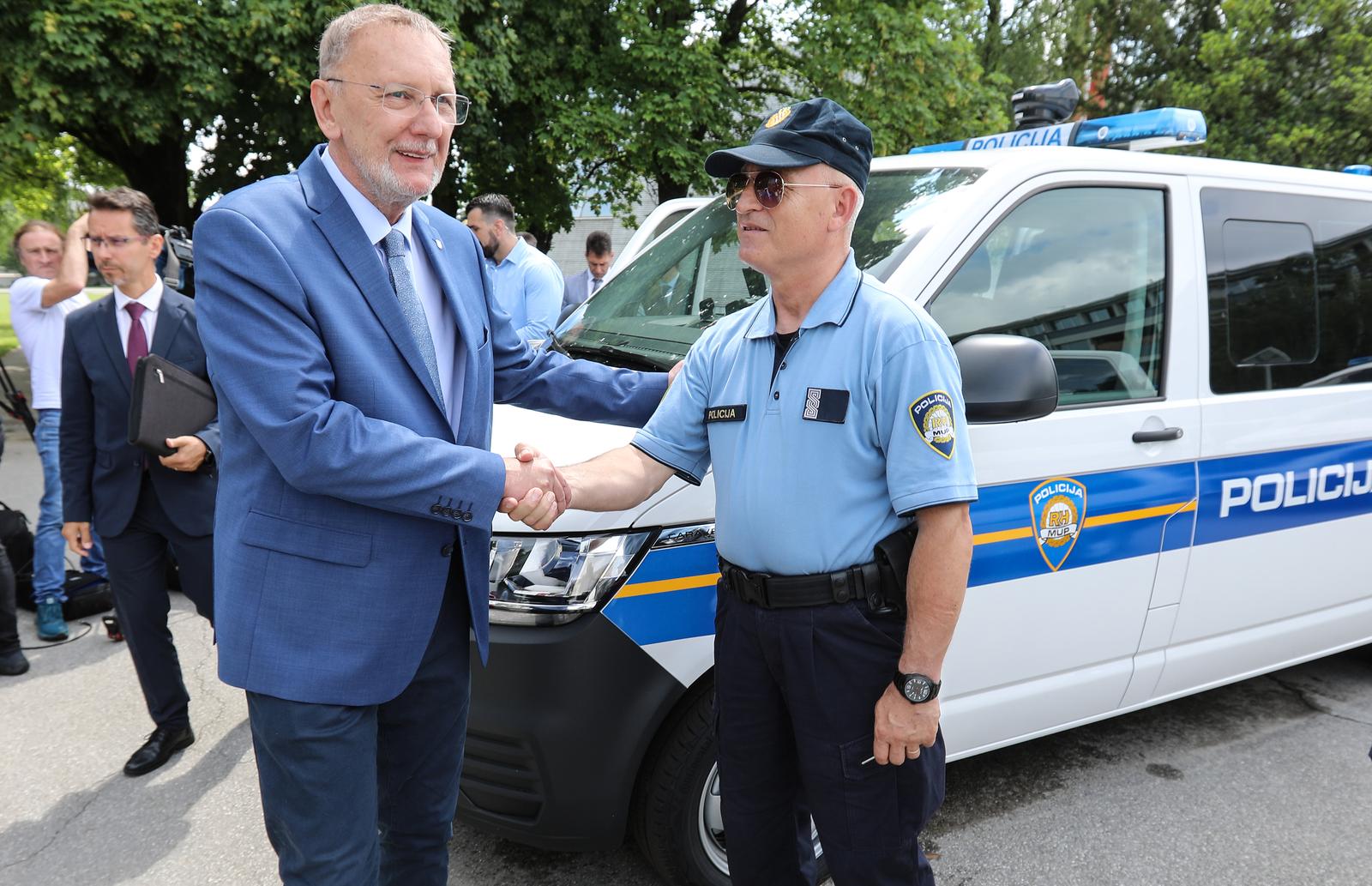 07.06.2023., Zagreb - Potpredsjednik Vlade i ministar unutarnjih poslova Davor Bozinovic nazocio programu primopredaje vozila s policijskim obiljezjima za potrebe rada prometne policije (kombi vozila za ocevid). Radi se o vozilima koja su nabavljena putem sredstava Nacionalnog programa sigurnosti cestovnog prometa.  Photo: Robert Anic/PIXSELL