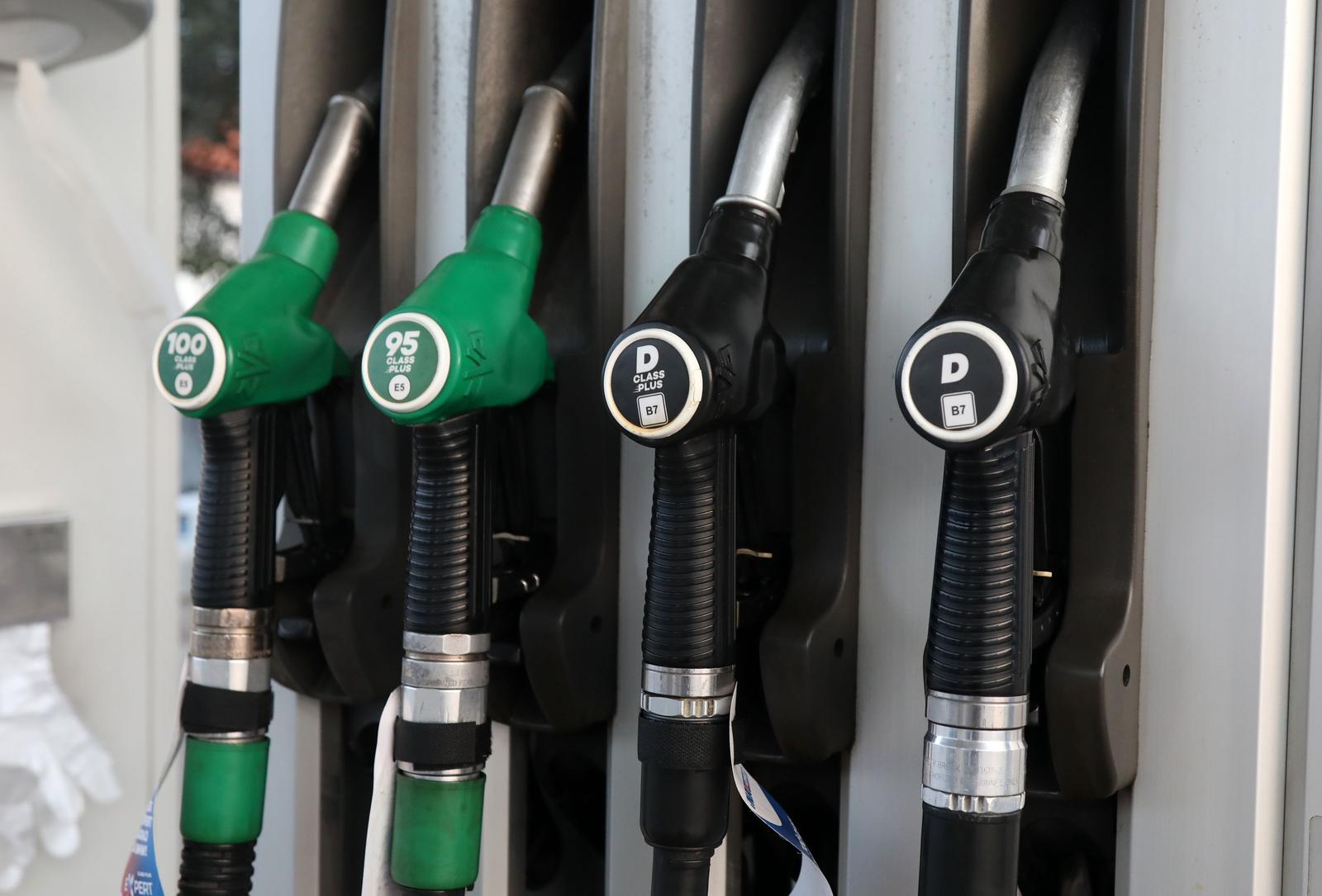 09.05.2023.,Sibenik- Cijene goriva na benzinskim pumpama u Hrvatskoj i dalje su u padu a od danas su 1,32 EUR/l (9,95 kn/l) za benzinsko gorivo (smanjenje 0,08 EUR/l),1,23 EUR/l (9,27 kn/l) za dizelsko gorivo (smanjenje 0,08 EUR/l), 0,73 EUR/l (5,50 kn/l) za plavi dizel (smanjenje 0,08 EUR/l), 1,04 EUR/kg (7,84 kn/kg) UNP za spremnike (smanjenje 0,20 EUR/kg), 1,60 EUR/kg (12,06 kn/kg) UNP za boce (smanjenje 0,20 EUR/kg). Photo: Dusko Jaramaz/PIXSELL