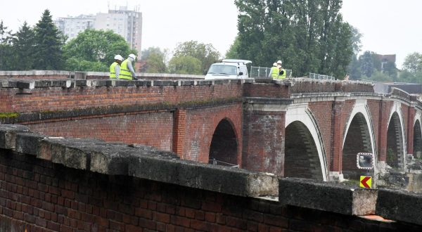 09.05.2023., Sisak - Pocela je sanacija, u potresu ostecenog Starog mosta, zbog cega je ovaj most preko Kupe zatvoren i za vozila,a i za pjesake.   Photo: Nikola Cutuk/PIXSELL